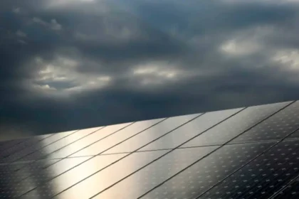 ¿Qué pasa con las instalaciones solares en días nublados o de poca luz?